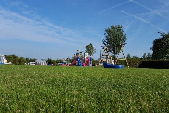 Natuurcamping Brabant, speeltuin op kampeerveld